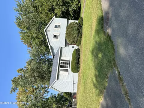 28 Crestone Rd, Albany, NY 12205