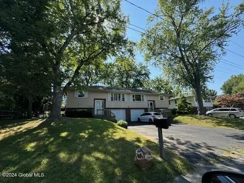58 Gadsen Ct, Colonie, NY 12205