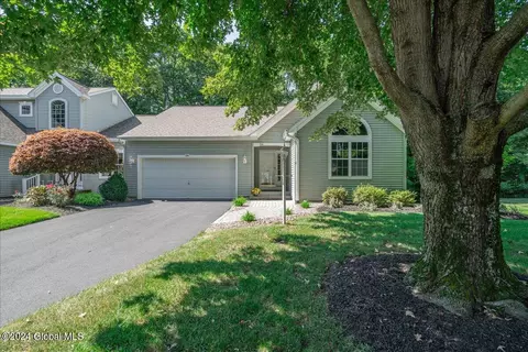28 Grooms Pt Dr, Clifton Park, NY 12065