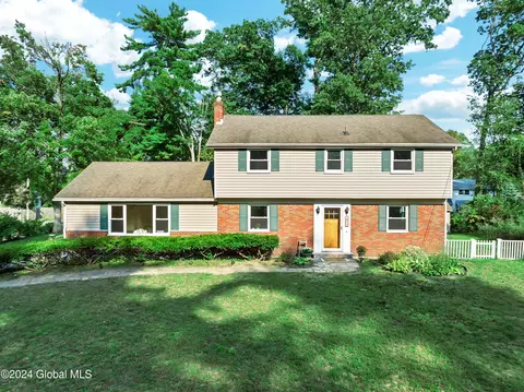 22 Juniper Dr, Clifton Park, NY 12065