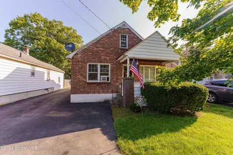 2177 Curry Rd, Schenectady, NY 12303