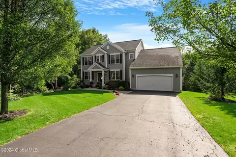 9 Horizon Dr, Mechanicville, NY 12118