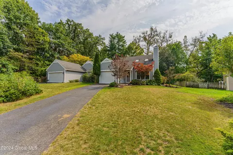 141 Garnett Ln, Slingerlands, NY 12159
