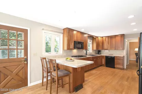 147 Dumbarton Dr, Delmar, NY 12054 photo 7