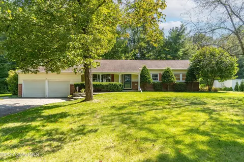 17 Sweet Brier Dr, Ballston Lake, NY 12019