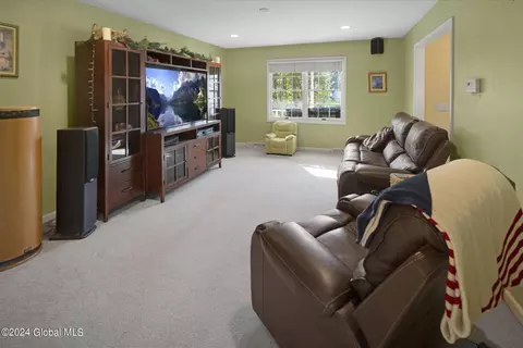 7 Van Rensselaer Way, Glenmont, NY 12077 photo 4