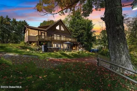 17 Elm Tree Ct, Schroon Lake, NY 12870