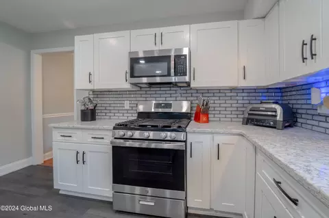 2010 Anthony Dr, Schenectady, NY 12303 photo 4