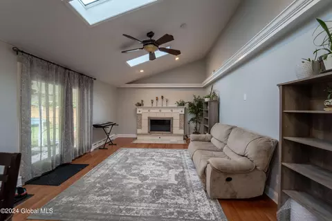 2010 Anthony Dr, Schenectady, NY 12303 photo 10