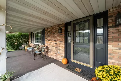 2010 Anthony Dr, Schenectady, NY 12303 photo 2
