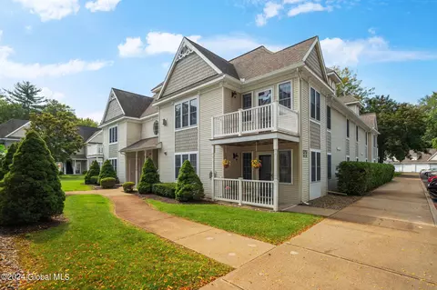 306 Mallards Pond Ln, Schenectady, NY 12303