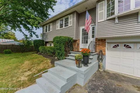 979 Western Rd, Schodack, NY 12033