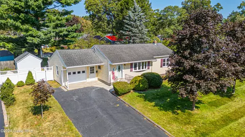 6 Marie Pkwy, Loudonville, NY 12211
