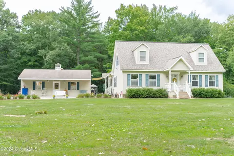 637 Waite Rd, Clifton Park, NY 12065