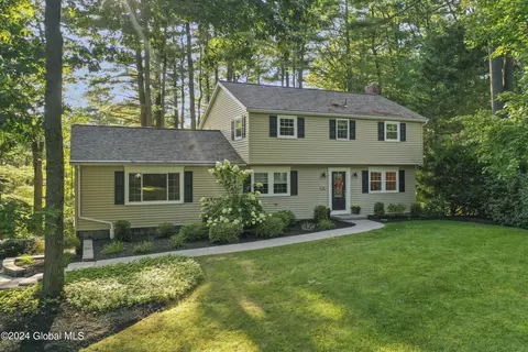 3 Belmonte Ln, Clifton Park, NY 12065