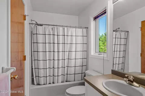 Bath - 36 Maple Ave, Slingerlands, NY 12159 photo 4 of 5