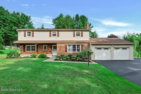4 Northway View Ct, Ballston Lake, NY 12019