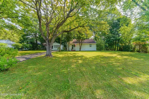 2 Charming Ln, Loudonville, NY 12211