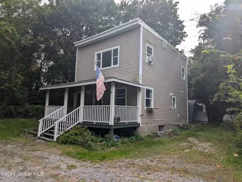 16 Spring St, Hoosick Falls, NY 12090