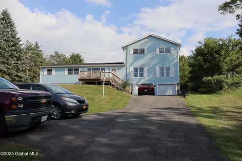 49 Abbott Dr, Poestenkill, NY 12140
