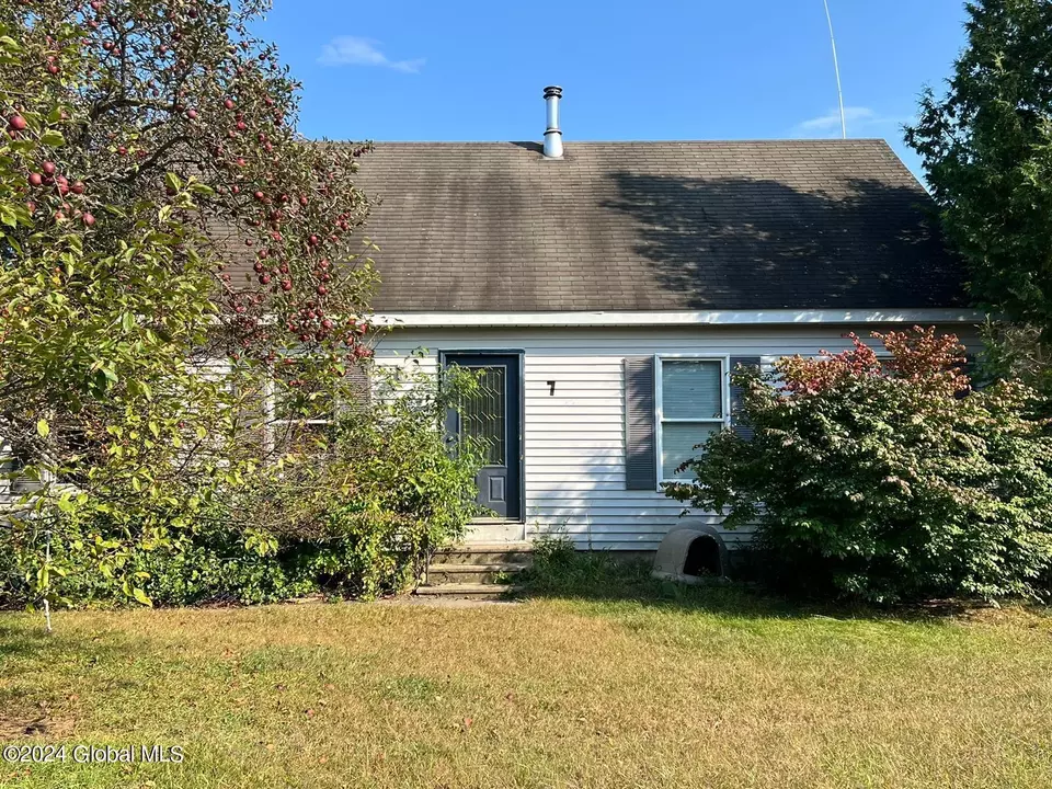 Exterior - 7 Meadowlark Ln, Warrensburg, NY 12885 photo 1 of 10