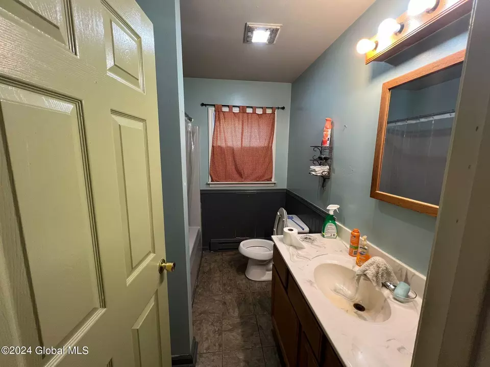 Bath - 7 Meadowlark Ln, Warrensburg, NY 12885 photo 1 of 2