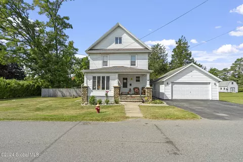 110 Chapel Pl, Amsterdam, NY 12010