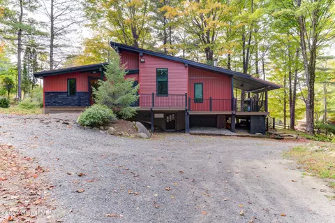 417 Lakeview Rd, Broadalbin, NY 12025