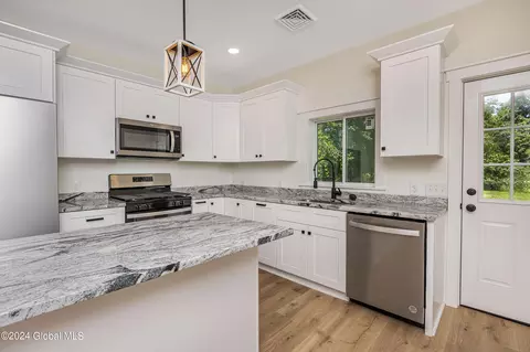 11 Center Ln, Glenmont, NY 12077 photo 5