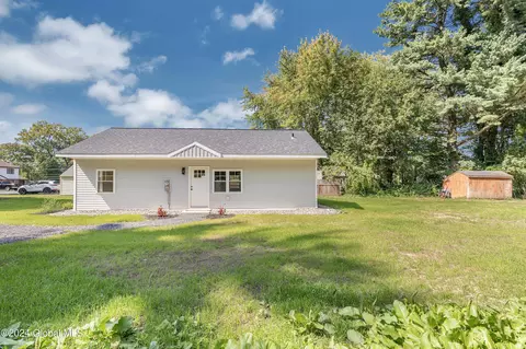 11 Center Ln, Glenmont, NY 12077