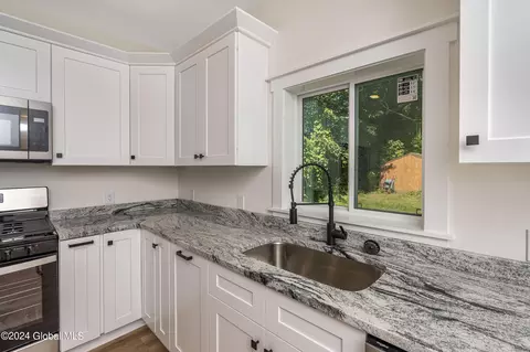 11 Center Ln, Glenmont, NY 12077 photo 6