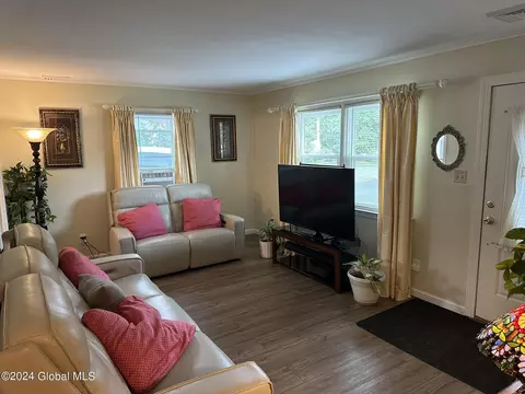309 Chiswell Rd, Schenectady, NY 12304 photo 2