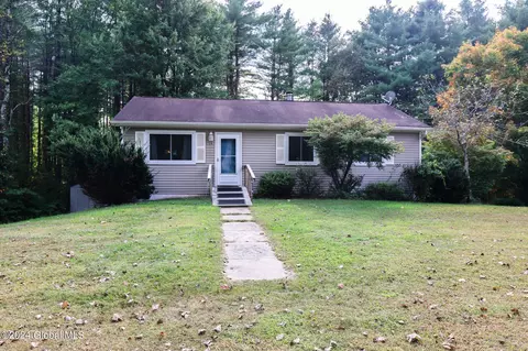 15 Azure Dr, Queensbury, NY 12804