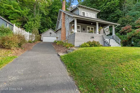 138 Chapman Dr, Amsterdam, NY 12010