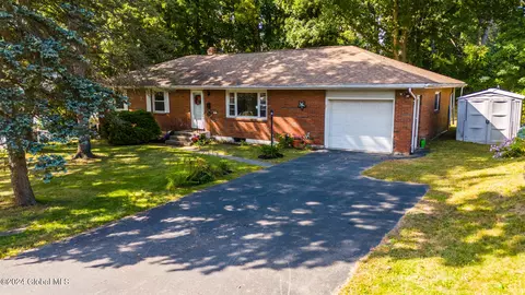 3 Bluebell Ln, Albany, NY 12211