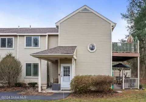 202 Burgoyne Dr, Halfmoon, NY 12065