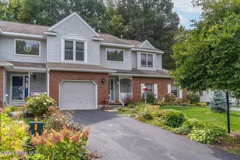 32 Woodside Dr, Clifton Park, NY 12065