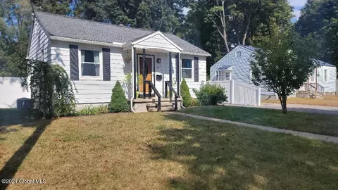 17 Mac Arthur Dr, Glens Falls, NY 12801