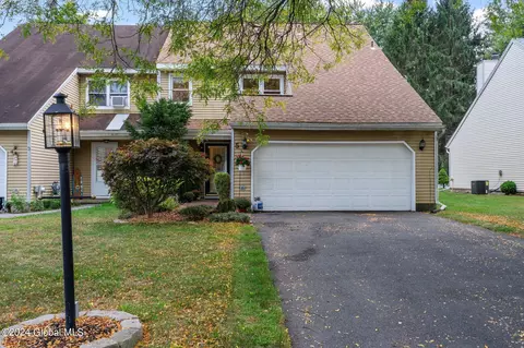 5 Mohawk Trl, Clifton Park, NY 12065