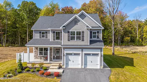 8 Olympia Ct, Mechanicville, NY 12118