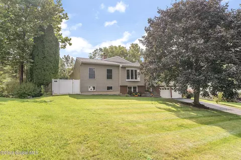 10 Cayuga Ct, Albany, NY 12208