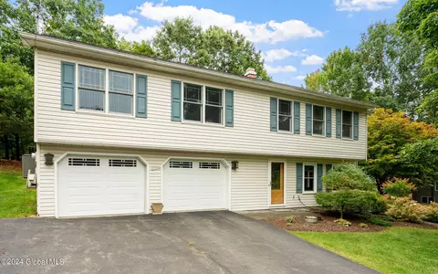33 Oxford Cir, Troy, NY 12180
