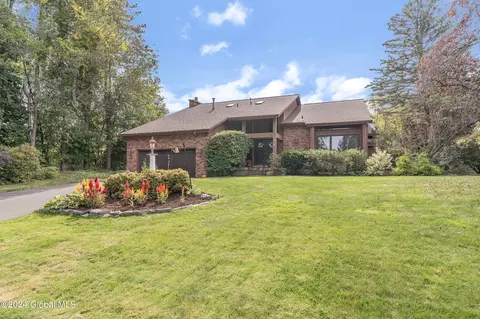 9 Highfield Ln, Albany, NY 12208