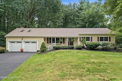 21 Valencia Ln, Clifton Park, NY 12065