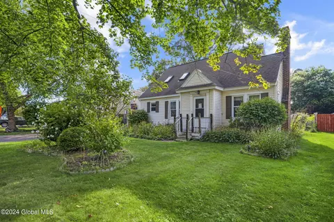 51 Swaggertown Rd, Schenectady, NY 12302