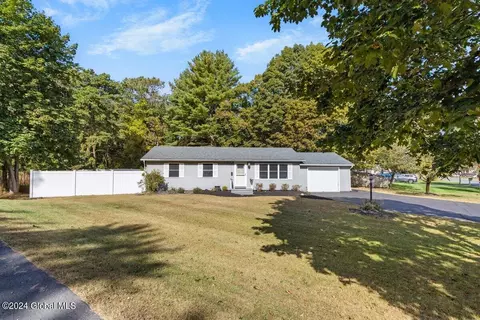 1 Wintergreen Rd, Queensbury, NY 12804