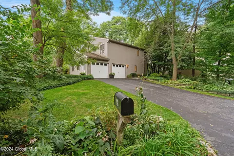 26 W Meadow Dr, Albany, NY 12203