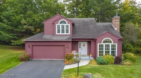 15 Fairfield Dr, Voorheesville, NY 12186