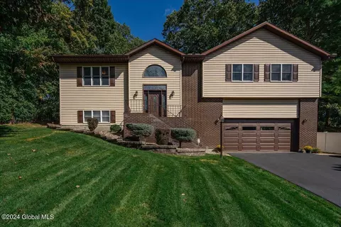 18-20 Pheasant Ridge Dr, Loudonville, NY 12211