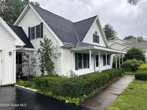 29 Evergreen Dr, Saratoga Springs, NY 12866